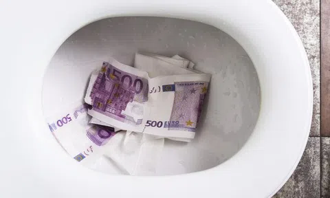 Bất ngờ 2,5 tỷ nhét trong toilet, móc bồn cầu thành tỷ phú