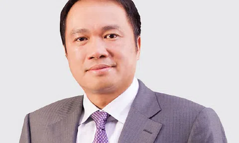 Sau bao năm chấp nhận ẩn mình, tỷ phú kín tiếng vụt bước lên số 1