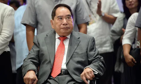 Từ cậu bé bán giày đến người giàu nhất Philippines suốt 11 năm