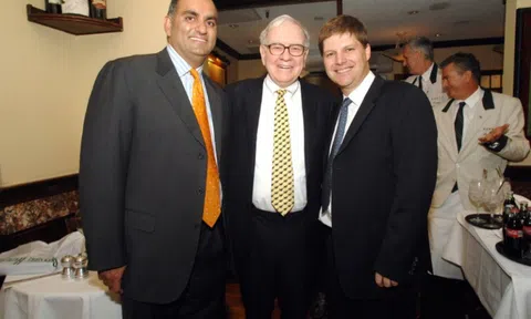 3 bài học quý giá từ bữa trưa 13 tỷ đồng với Warren Buffett của hai NĐT Monhnish Pabrai và Guy Spier
