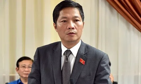 Quốc mẫu, xe biển xanh và đạo đức công vụ