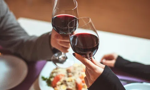 Quý ông đi hẹn hò: Chọn vang rẻ nhất thì "ngại", chai đắt thì xót tiền, chai vang rẻ thứ nhì là lựa chọn hoàn hảo! Nhà hàng biết điều đó và đây chính là cách họ kiếm “lời khủng”