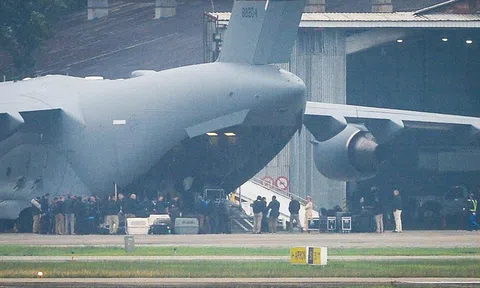 Hàng trăm mật vụ Mỹ bước ra khỏi C-17 xuống sân bay Nội Bài