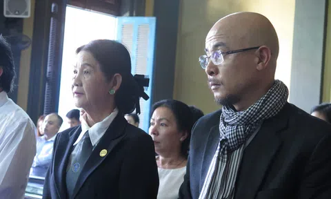 Gay gắt phiên toà xử ly hôn vợ chồng 'vua' cà phê Trung Nguyên