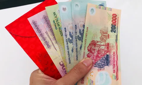 Dân văn phòng 'khoe' lì xì tiền triệu ngày khai Xuân