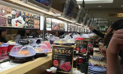 Một gia đình Nhật tán gia bại sản vì trò đùa dại dột của con trai tại chuỗi sushi băng chuyền