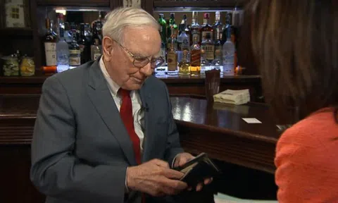 Sở hữu 45 tỷ USD cổ phiếu Apple, nhưng Warren Buffett lại đang dùng chiếc Samsung 20 USD