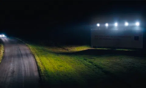 Billboard quảng cáo thắp sáng những đoạn đường nguy hiểm của La Caja