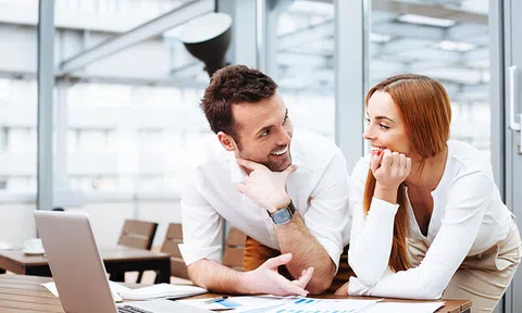 Nên hay không tình công sở ?