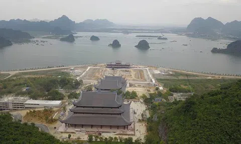 'Siêu' chùa và 'công nghiệp' tâm linh