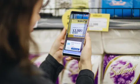 Người tiêu dùng hào hứng trải nghiệm mua sắm 'siêu tốc' VinMart Scan & Go