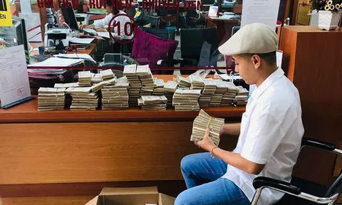 Anh chàng mang 100.000 tờ tiền lẻ 2.000 đồng xếp kín 3 thùng gửi tiết kiệm