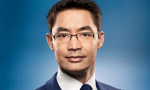 Chân dung nguyên Phó Thủ tướng Đức vừa nhận lời về Việt Nam làm việc: Cậu bé mồ côi gốc Việt từng lập nhiều kỷ lục trên chính trường nước Đức