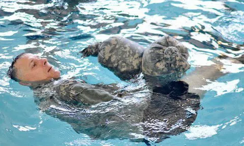 Bằng quần jeans và mẹo sinh tồn của Navy SEAL, du khách Đức đã sống sót sau nhiều giờ lênh đênh ngoài biển