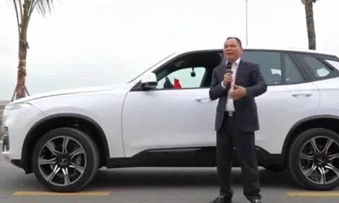 Tỷ phú Phạm Nhật Vượng xuất hiện bên chiếc LUX SA2.0, quyết định đổi từ Lexus sang xe VinFast