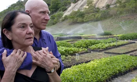 Vợ chồng nhiếp ảnh gia Brazil trồng 2 triệu cây xanh trong suốt 20 năm để hồi sinh khu rừng bị tàn phá, hàng trăm loài động vật lũ lượt kéo về sinh sống