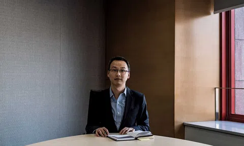 Đầu tư chứng khoán sẽ mang về nhiều tiền hơn, nhưng người đàn ông 37 tuổi này quyết tâm đặt cược với "canh bạc" thị trường nợ 13 nghìn tỷ USD của Trung Quốc