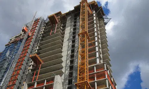 Tháp chọc trời bị nghiêng, nhà thầu và chủ đầu tư lôi nhau ra tòa