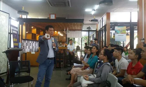 Mắt kính ‘Made in Củ Chi’ ở sân bay Paris