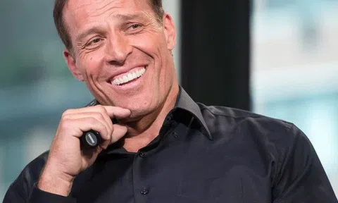 Tỷ phú Tony Robbins khẳng định: "Chỉ có tiền mà thiếu đi điều quan trọng này thì không đủ để bạn cảm thấy hạnh phúc và giàu có thực sự"