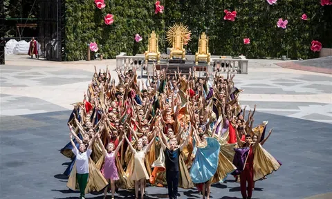 “Lộ diện” Thần Mặt trời trong show nghệ thuật đẳng cấp quốc tế “Vũ hội Ánh dương”