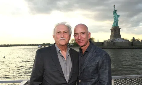 Mike Bezos - Từ cậu bé 16 tuổi một mình từ Cuba nhập cư vào Mỹ đến cha của người đàn ông giàu nhất thế giới