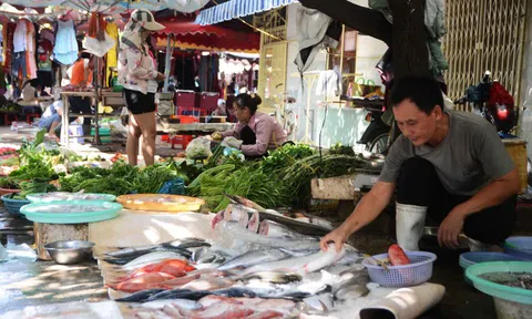 Giá điện, xăng cùng tăng: Cá, rau quả, đến cả vàng mã cũng tăng giá; tiểu thương khổ