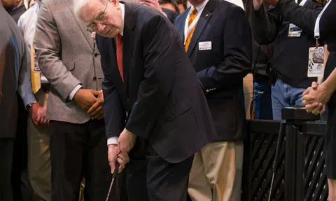 Warren Buffett: "Cuộc đời giống như chơi golf, nếu người nào cũng đưa bóng vào mọi lỗ golf thì sẽ chẳng có ai chơi trò này, vì đâu còn vui nữa"