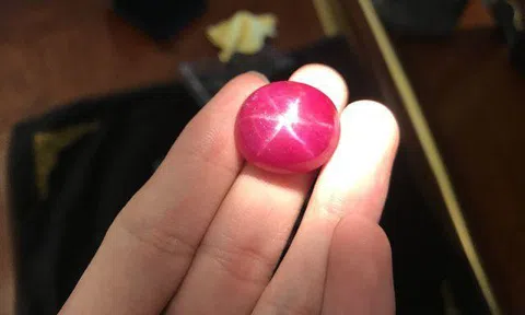 Đại gia Hà Nội trả 21 tỷ mua bộ đá Ruby sao siêu hiếm
