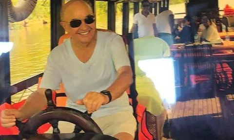 Tỷ phú siêu du thuyền 150 triệu USD tự lái tàu thăm chợ nổi Cái Răng