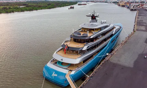 Cận cảnh siêu du thuyền 150 triệu USD đậu trên sông Sài Gòn