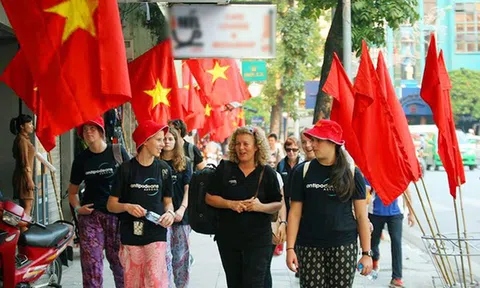 Sống ở Việt Nam từ những năm 1980, vị chuyên gia nước ngoài này nhận định: Số lượng khách du lịch tăng nhanh, nhưng phần lớn một đi không trở lại