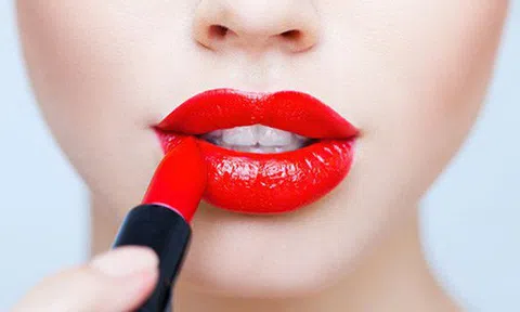 Trẻ em, máu và nước mắt: Bí mật đen tối ẩn chứa đằng sau những thỏi son bóng bẩy của L'Oreal hay Maybeline