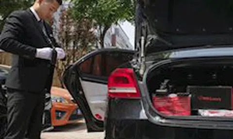 Khám phá dịch vụ mua hàng xa xỉ qua mạng tại Trung Quốc: Shipper đi 'Mẹc', mặc suit, đeo găng trắng, giao hàng giống như tiến hành một nghi lễ