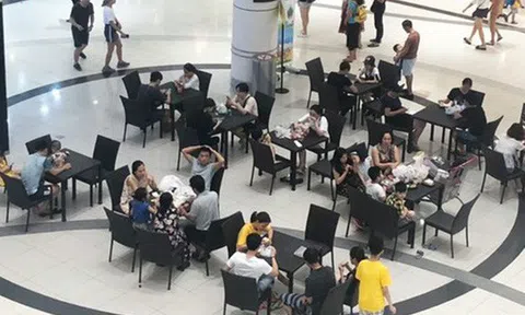 Nhiều người Hà Nội vào nằm ngồi la liệt để tránh nóng, Aeon Mall lập tức bổ sung thêm bàn ghế để phục vụ khách hàng