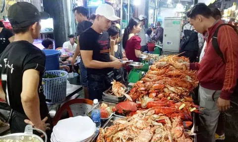 Cua huỳnh đế, tôm hùm giá 'bạc triệu' bán khắp các vỉa hè Sài Gòn