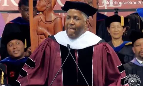 400 sinh viên Mỹ sửng sốt khi tỷ phú tuyên bố trả mọi khoản nợ học phí