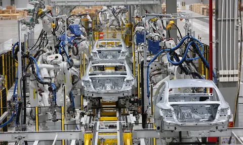Nhà máy 3 tỷ USD lơ thơ mấy người: Hàng ngàn robot lắp ráp ô tô tự động