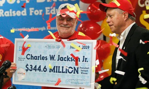 Trúng độc đắc 344,6 triệu USD nhờ vỏ bánh quy mua ở nhà hàng Việt Nam