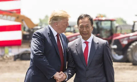 Chủ tịch Foxconn từ chức, nối gót ông Trump vận động tranh cử