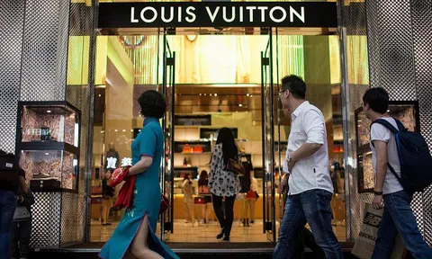 [Chuyện thương hiệu] Vì sao những chiếc túi Louis Vuitton rất đắt đỏ nhưng không bao giờ giảm giá?