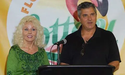 Trúng giải xổ số độc đắc 500 triệu USD, cách dùng tiền của cặp vợ chồng này đã khiến cả nước Mỹ thán phục