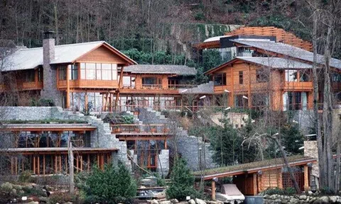 Thị trấn nơi 2 người giàu nhất hành tinh sinh sống đang cạn tiền