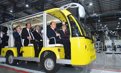 Ông Phạm Nhật Vượng cầm lái chở Thủ tướng trong khuôn viên VinFast