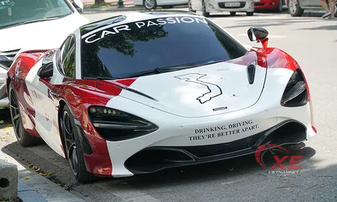 Siêu xe, xe sang đầy phố Hà Nội, đại gia ghé cafe dân vỉa hè mãn nhãn