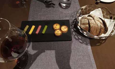 Tranh cãi hóa đơn ăn tối của một gia đình hết 30 triệu là 'khoe của, hoang phí'