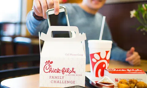 Bất chấp cả ngành đi lùi, một chuỗi fastfood đã tăng doanh số gấp 10 lần sau 10 năm, quy mô vươn từ hạng 7 lên hạng 3, được yêu thích nhất nước Mỹ