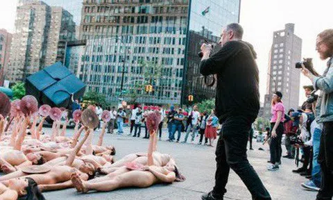 Hàng trăm người khỏa thân phản đối trước trụ sở Facebook