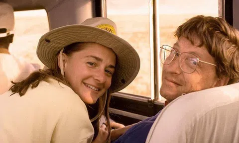 Bill Gates năm 20 tuổi là một vị sếp "xấu tính", chuyên soi mói giờ giấc của nhân viên cho đến khi ông hẹn hò với định mệnh đời mình là Melinda Gates