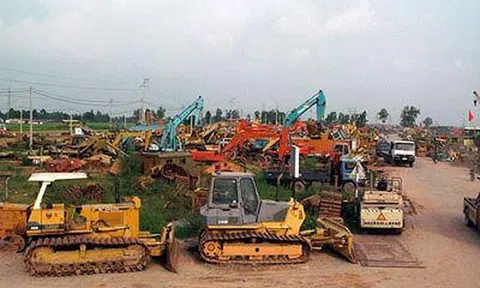 Làng tỷ phú chân đất, ở biệt thự sang, đi xế hộp xịn buôn ô tô khắp Đông Dương